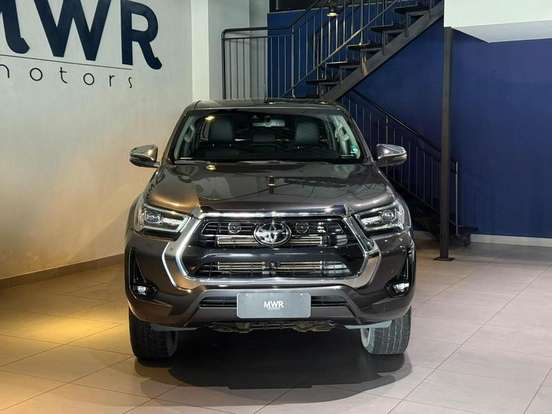 TOYOTA-HILUX-2.8 D-4D TURBO DIESEL CD SRX 4X4 AUTOMÁTICO TOYOTA-HILUX-2023