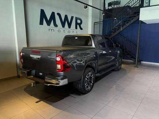 TOYOTA-HILUX-2023