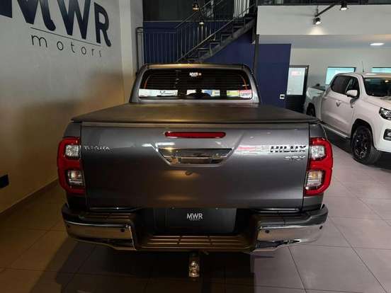 TOYOTA-HILUX-2.8 D-4D TURBO DIESEL CD SRX 4X4 AUTOMÁTICO TOYOTA-HILUX-2023