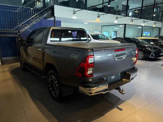 TOYOTA-HILUX-2.8 D-4D TURBO DIESEL CD SRX 4X4 AUTOMÁTICO TOYOTA-HILUX-2023