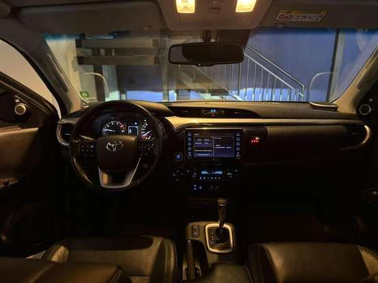 TOYOTA-HILUX-2.8 D-4D TURBO DIESEL CD SRX 4X4 AUTOMÁTICO TOYOTA-HILUX-2023