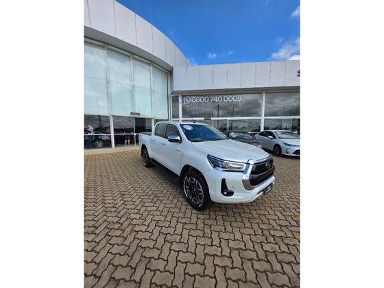 TOYOTA HILUX 2.8 D-4D TURBO DIESEL CD SRX 4X4 AUTOMÁTICO