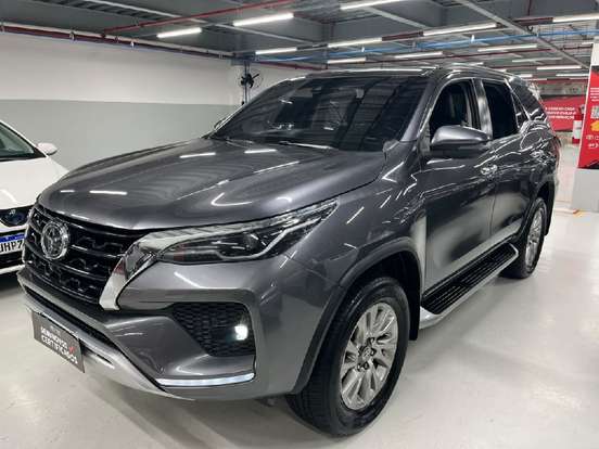TOYOTA-HILUX-2.8 D-4D TURBO DIESEL CD SRX 4X4 AUTOMÁTICO TOYOTA-HILUX-2022