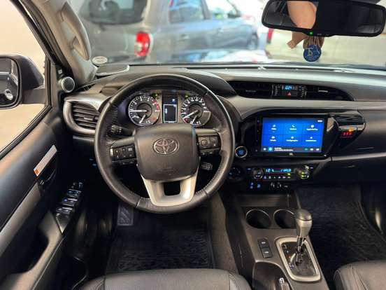 TOYOTA-HILUX-2.8 D-4D TURBO DIESEL CD SRX 4X4 AUTOMÁTICO TOYOTA-HILUX-2024