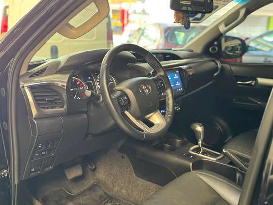 TOYOTA-HILUX-2.8 D-4D TURBO DIESEL CD SRX 4X4 AUTOMÁTICO TOYOTA-HILUX-2024