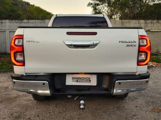TOYOTA-HILUX-2.8 D-4D TURBO DIESEL CD SRX 4X4 AUTOMÁTICO TOYOTA-HILUX-2024