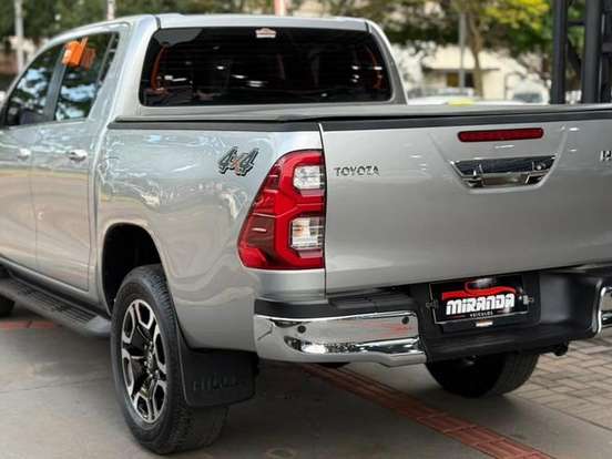 TOYOTA-HILUX-2.8 D-4D TURBO DIESEL CD SRX 4X4 AUTOMÁTICO TOYOTA-HILUX-2023