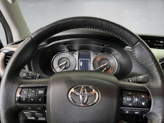 TOYOTA-HILUX-2025