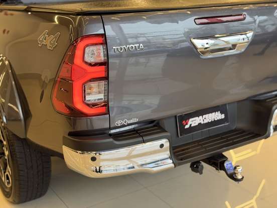 TOYOTA-HILUX-2.8 D-4D TURBO DIESEL CD SRX PLUS 4X4 AUTOMÁTICO TOYOTA-HILUX-2025