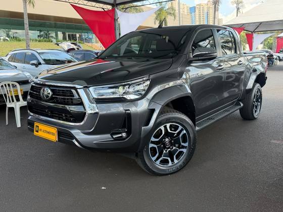 TOYOTA HILUX 2.8 D-4D TURBO DIESEL CD SRX PLUS 4X4 AUTOMÁTICO