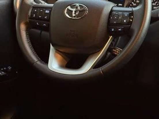 TOYOTA-HILUX-2.8 D-4D TURBO DIESEL CD SRX PLUS 4X4 AUTOMÁTICO TOYOTA-HILUX-2025