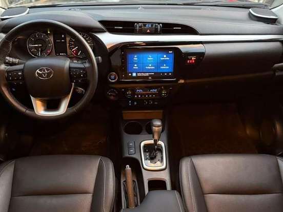 TOYOTA-HILUX-2.8 D-4D TURBO DIESEL CD SRX PLUS 4X4 AUTOMÁTICO TOYOTA-HILUX-2025