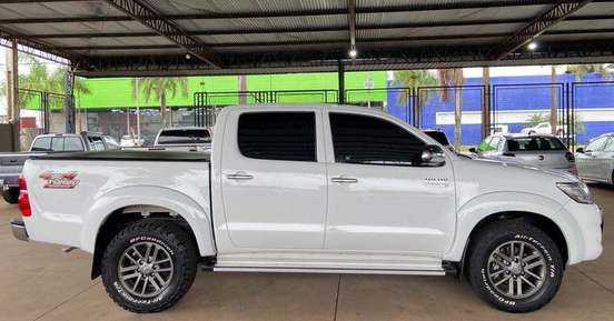 TOYOTA-HILUX-2014