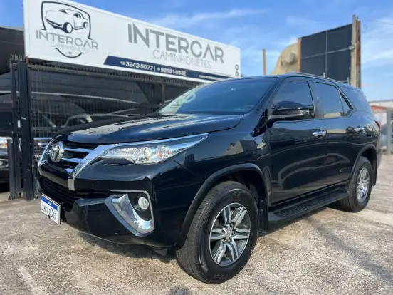 TOYOTA-HILUX SW4-2.7 SRV 7 LUGARES 4X2 16V FLEX 4P AUTOMÁTICO TOYOTA-HILUX SW4-2017