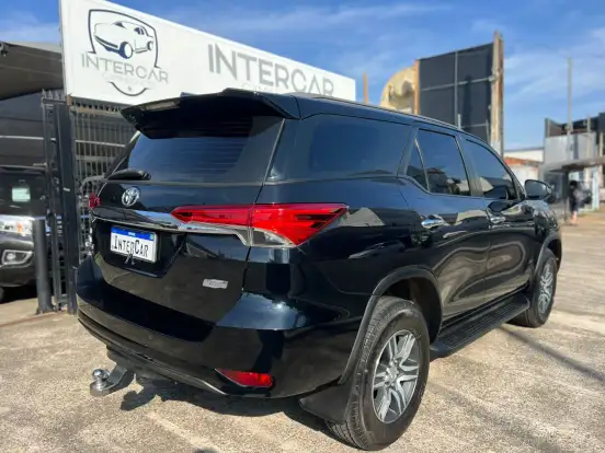 TOYOTA-HILUX SW4-2.7 SRV 7 LUGARES 4X2 16V FLEX 4P AUTOMÁTICO TOYOTA-HILUX SW4-2017