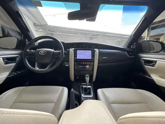 TOYOTA-HILUX SW4-2023