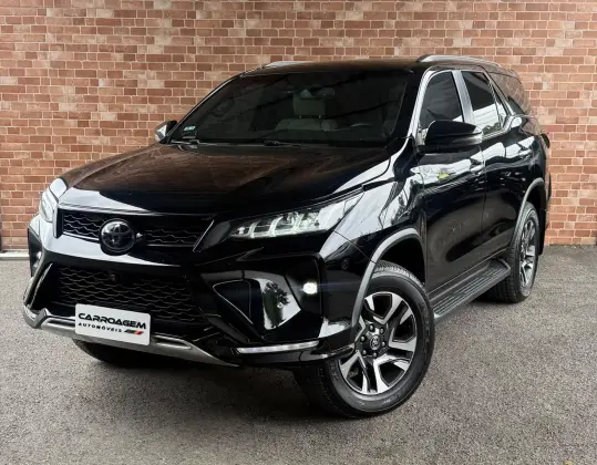 TOYOTA HILUX SW4 2.8 D-4D TURBO DIESEL DIAMOND 7L 4X4 AUTOMÁTICO
