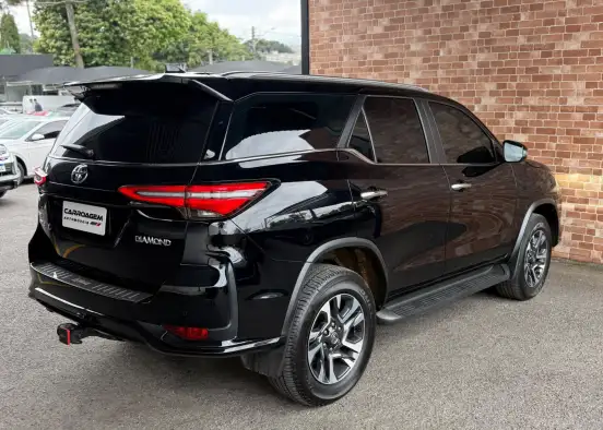 TOYOTA-HILUX SW4-2024