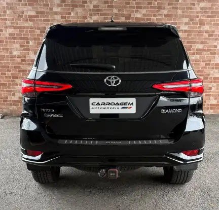TOYOTA-HILUX SW4-2024