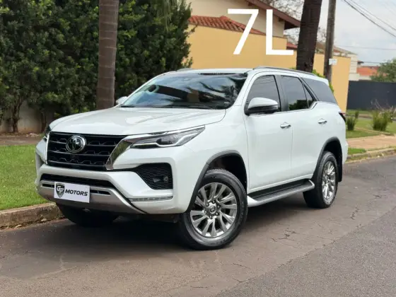 TOYOTA HILUX SW4 2.8 D-4D TURBO DIESEL SRX 7L 4X4 AUTOMÁTICO