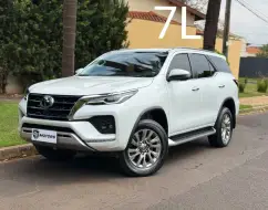 TOYOTA HILUX SW4 2.8 D-4D TURBO DIESEL SRX 7L 4X4 AUTOMÁTICO TOYOTA HILUX SW4 2.8 D-4D TURBO DIESEL SRX 7L 4X4 AUTOMÁTICO