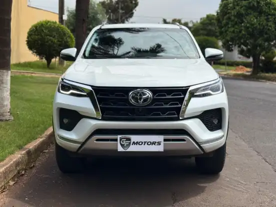TOYOTA-HILUX SW4-2.8 D-4D TURBO DIESEL SRX 7L 4X4 AUTOMÁTICO TOYOTA-HILUX SW4-2023