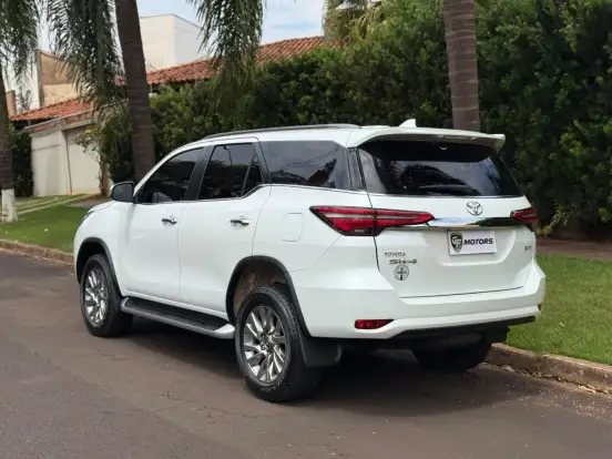 TOYOTA-HILUX SW4-2.8 D-4D TURBO DIESEL SRX 7L 4X4 AUTOMÁTICO TOYOTA-HILUX SW4-2023