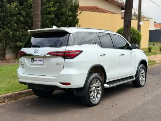TOYOTA-HILUX SW4-2023