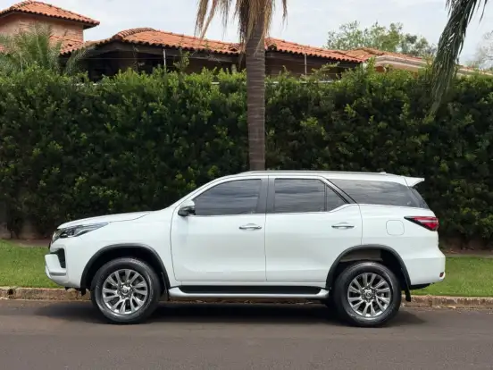 TOYOTA-HILUX SW4-2.8 D-4D TURBO DIESEL SRX 7L 4X4 AUTOMÁTICO TOYOTA-HILUX SW4-2023