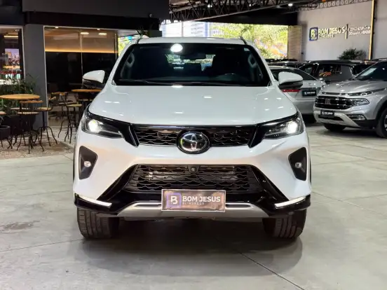 TOYOTA-HILUX SW4-2024