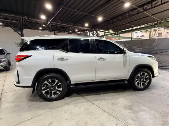 TOYOTA-HILUX SW4-2024