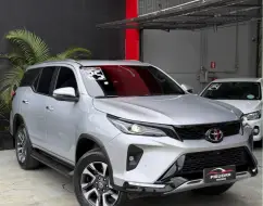 TOYOTA HILUX SW4 2.8 D-4D TURBO DIESEL SRX PLATINUM 7L 4X4 AUTOMÁTICO TOYOTA HILUX SW4 2.8 D-4D TURBO DIESEL SRX PLATINUM 7L 4X4 AUTOMÁTICO