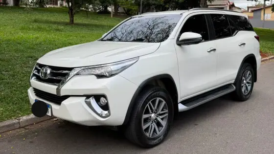 TOYOTA HILUX SW4 2.8 SRX 4X4 7 LUGARES 16V TURBO INTERCOOLER DIESEL 4P AUTOMÁTICO
