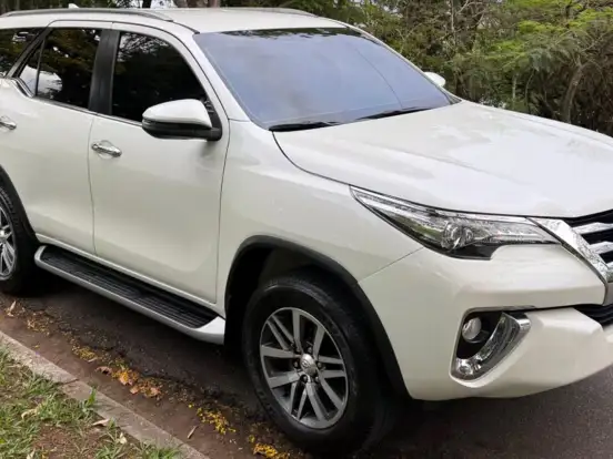 TOYOTA-HILUX SW4-2.8 SRX 4X4 7 LUGARES 16V TURBO INTERCOOLER DIESEL 4P AUTOMÁTICO TOYOTA-HILUX SW4-2019