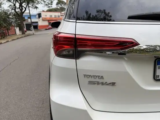 TOYOTA-HILUX SW4-2.8 SRX 4X4 7 LUGARES 16V TURBO INTERCOOLER DIESEL 4P AUTOMÁTICO TOYOTA-HILUX SW4-2019