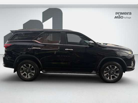 TOYOTA-HILUX SW4-2023