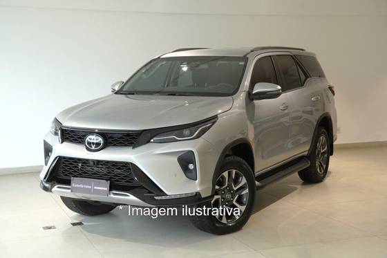 TOYOTA HILUX SW4 2.8 D-4D TURBO DIESEL DIAMOND 7L 4X4 AUTOMÁTICO