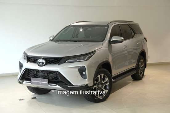 TOYOTA-HILUX SW4-2.8 D-4D TURBO DIESEL DIAMOND 7L 4X4 AUTOMÁTICO TOYOTA-HILUX SW4-2023