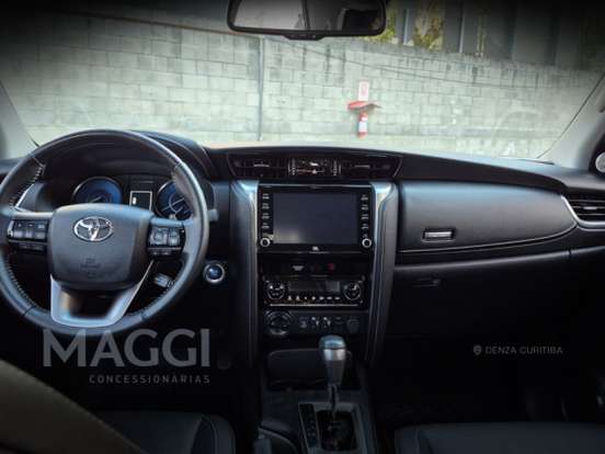 TOYOTA-HILUX SW4-2023