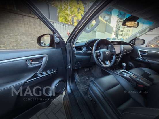 TOYOTA-HILUX SW4-2023