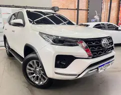 TOYOTA HILUX SW4 2.8 D-4D TURBO DIESEL SRX 7L 4X4 AUTOMÁTICO TOYOTA HILUX SW4 2.8 D-4D TURBO DIESEL SRX 7L 4X4 AUTOMÁTICO