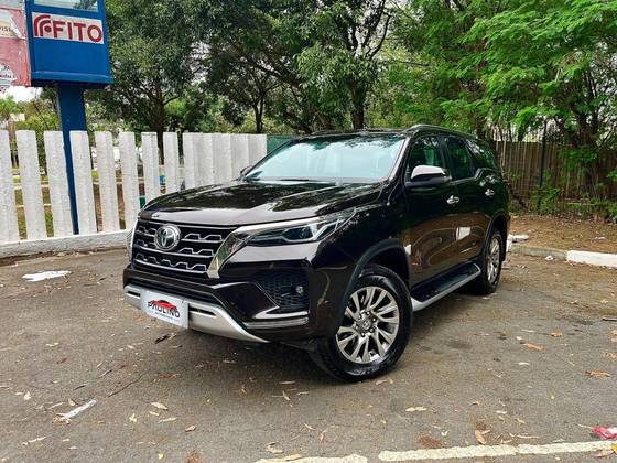 TOYOTA HILUX SW4 2.8 D-4D TURBO DIESEL SRX 7L 4X4 AUTOMÁTICO
