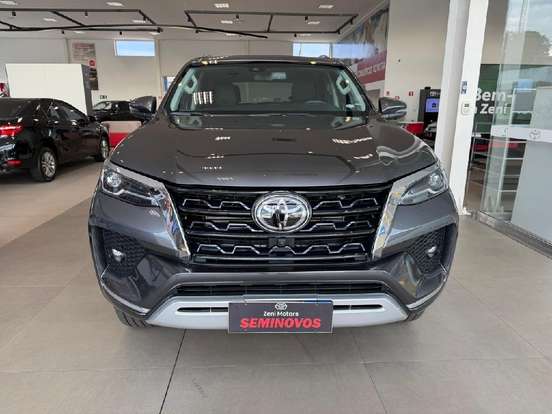 TOYOTA-HILUX SW4-2023