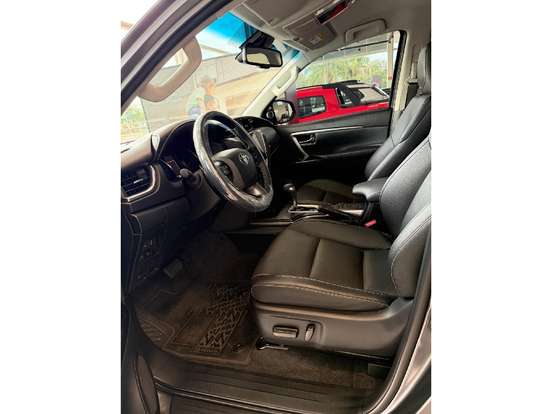 TOYOTA-HILUX SW4-2023