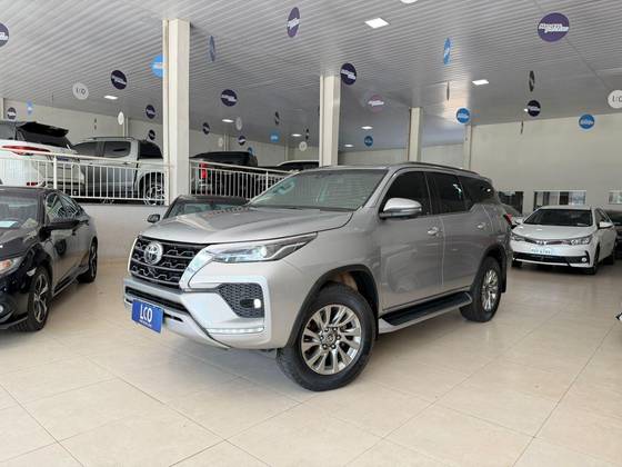 TOYOTA HILUX SW4 2.8 D-4D TURBO DIESEL SRX 7L 4X4 AUTOMÁTICO