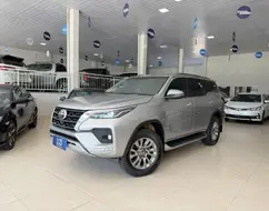 TOYOTA HILUX SW4 2.8 D-4D TURBO DIESEL SRX 7L 4X4 AUTOMÁTICO TOYOTA HILUX SW4 2.8 D-4D TURBO DIESEL SRX 7L 4X4 AUTOMÁTICO
