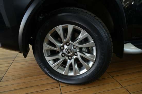 TOYOTA-HILUX SW4-2023