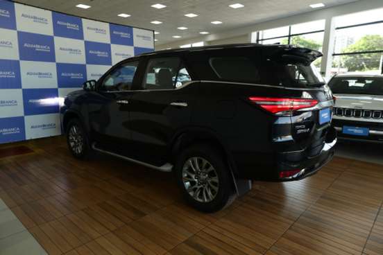 TOYOTA-HILUX SW4-2023