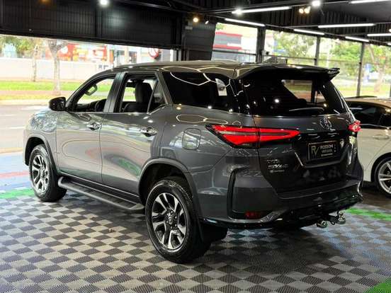 TOYOTA-HILUX SW4-2.8 D-4D TURBO DIESEL SRX PLATINUM 4X4 AUTOMÁTICO TOYOTA-HILUX SW4-2024
