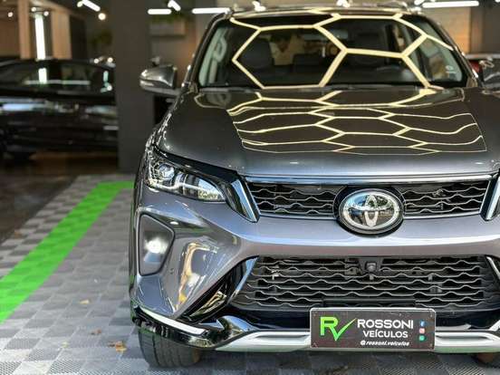 TOYOTA-HILUX SW4-2024